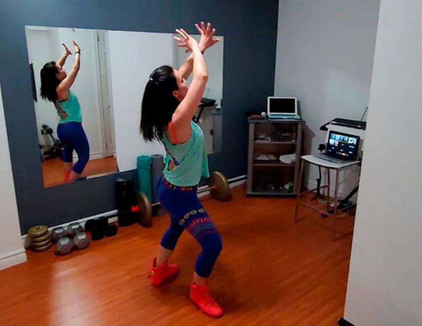 En esta imagen del jueves 23 de abril del 2020, la instructora &Aacute;ngela Correa da una clase virtual de Zumba desde su apartamento en Toronto, Canad&aacute;.