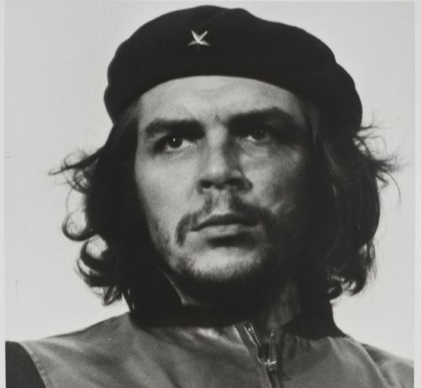 La pieza central de la muestra es El Guerrillero Heroico, una fotografía capturada en plena revolución cubana, en marzo de 1960, que con los años consolidaría al Che Guevara como un icono cultural en todo el planeta. (Foto referencial/ Twitter)