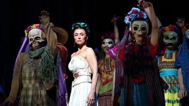 La mezzosoprano Isabel Leonard, en el papel de Frida Kahlo, actúa en el escenario durante un ensayo general de El Último Sueño de Frida y Diego de Gabriela Lena Frank en la Metropolitan Opera House de Nueva York, el 11 de mayo de 2026.