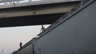 En esta foto del 21 de noviembre de 2019, migrantes centroamericanos viajan a bordo de un tren de carga en Coatzacoalcos, en el estado mexicano de Veracruz.&nbsp;