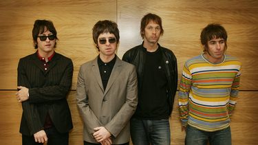 En esta foto de archivo tomada el 25 de febrero de 2006, de izquierda a derecha, Gem, Noel Gallagher, Andy Bell y Liam Gallagher, miembros de la banda de rock británica Oasis, posan para una sesión fotográfica en Hong Kong.