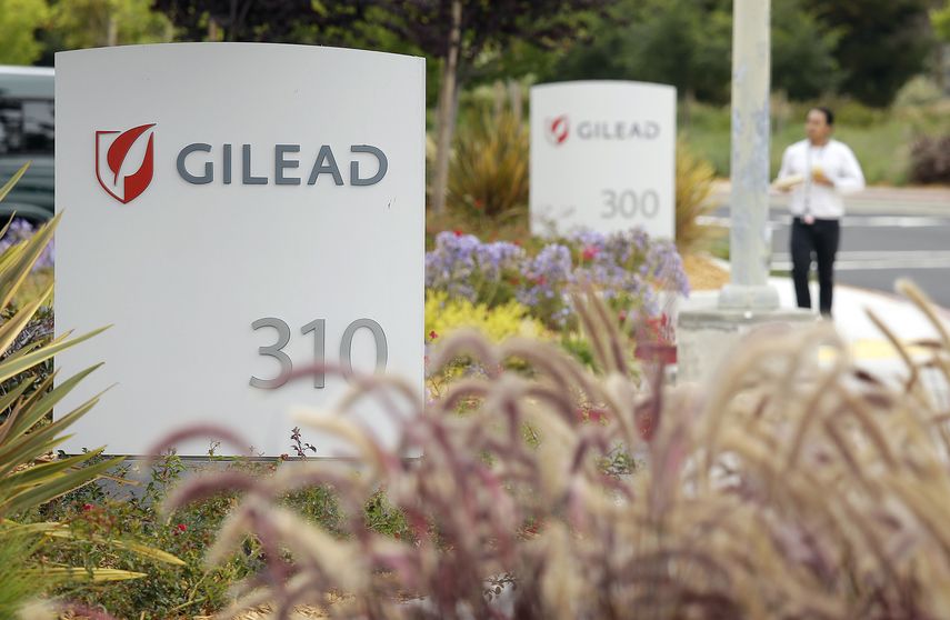 En esta fotograf&iacute;a del 9 de julio de 2015 un hombre camina afuera de la sede de la farmac&eacute;utica de Estados Unidos Gilead Sciences en Foster City, California