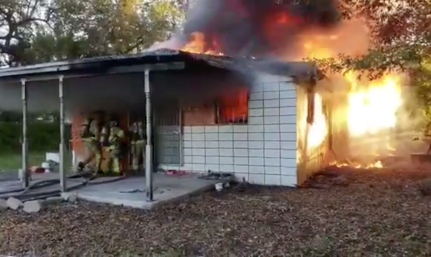 Las primeras unidades encontraron la vivienda envuelta en llamas pero afortunadamente lograron extinguir el fuego.