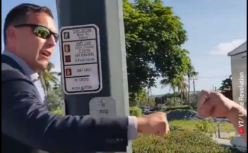 Patrick Little intenta darle la mano al funcionario policial, pero éste le dice que está enfermo y le choca el puño.&nbsp;