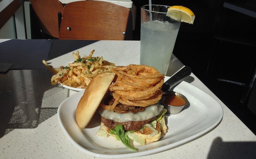 The Official Counter Burger, limonada natural y parmesan fries. (BEATRIZ MENDOZA)
