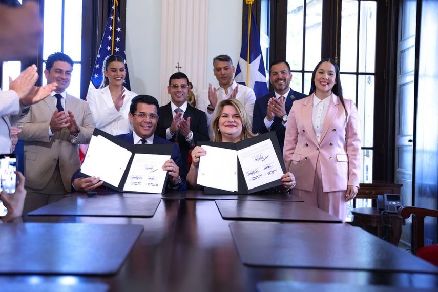La presentadora y modelo Clarissa Molina hace acto de presencia en un acuerdo turístico entre Puerto Rico y su país, República Dominicana.