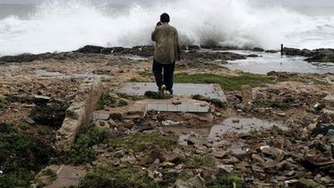 Un hombre se encuentra en medio de las ruinas de una casa destruida por el huracán Sandy en Gibara, Cuba, en octubre del 2012&nbsp;