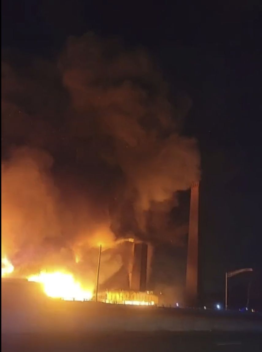 En esta imagen, tomada de un video proporcionado por Mikey B, se muestra un incendio cerca de una planta química, el 14 de enero de 2022 en Passaic, Nueva Jersey.&nbsp;