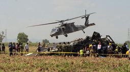 Personal de emergencia trabaja junto a un helicóptero Blackhawk de la Marina que se estrelló después de apoyar a quienes llevaron a cabo la captura del narcotraficante Rafael Caro Quintero, cerca de Los Mochis, estado de Sinaloa, México, el viernes 15 de julio de 2022.&nbsp;