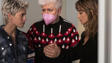 En esta imagen difundida por Sony Pictures Classics, Milena Smit, a la izquierda, el director Pedro Almodovar y Penelope Cruz en el set de Madres paralelas.&nbsp;