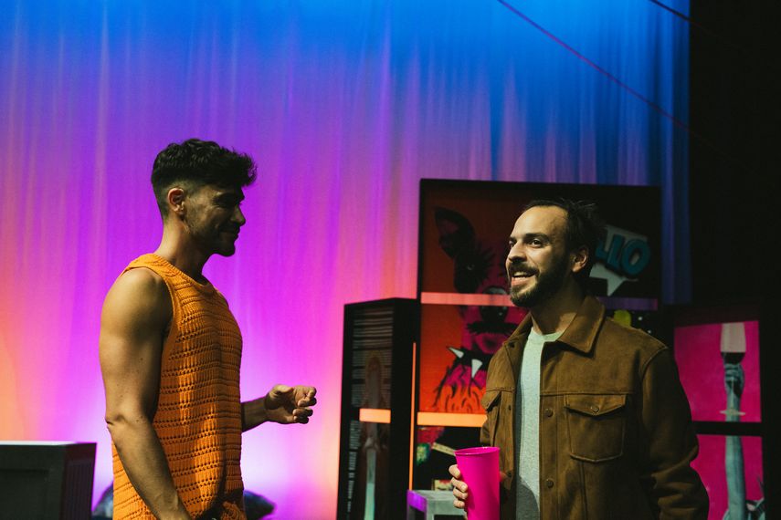 Los actores Leo Lugón y Saúl Mauricio Mendoza en una escena de la obra Smiley.