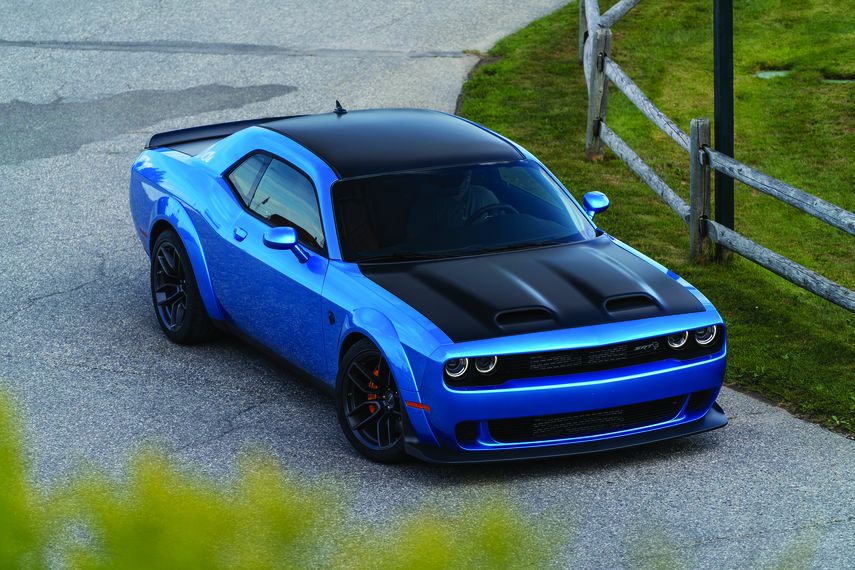 Las dos entradas de aire sobre el capó aumentan la apariencia agresiva del Challenger SRT Hellcat Redye.