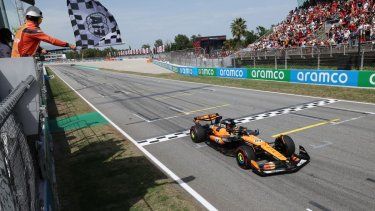 El piloto australiano de McLaren, Oscar Piastri, cruza la línea de meta para apuntarse la victoria en el Gran Premio de Montmeló, el 1 de junio de 2025.