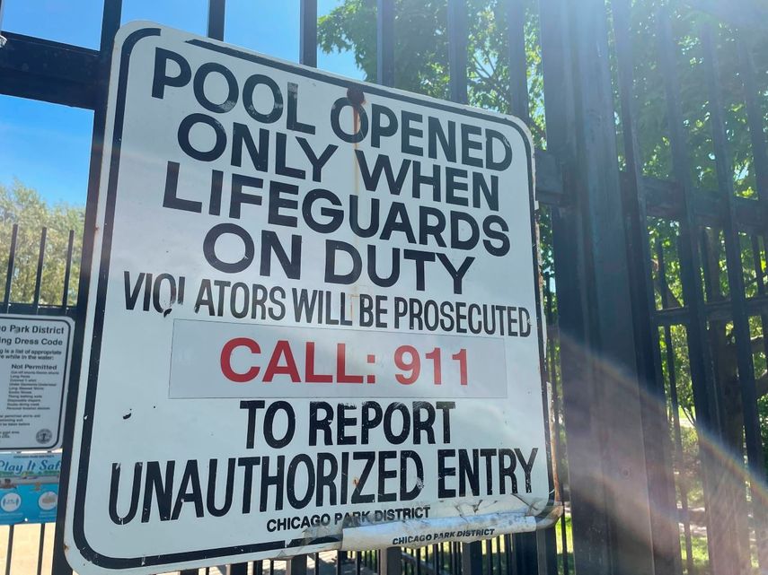 Un letrero que advierte que la piscina sólo operará con salvavidas en Wrightwood Park en Chicago, junio de 2022.