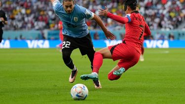El uruguayo Martín Cáceres (izquierda) y el surcoreano Son Heung-min durante el partido por el Grupo H del Mundial en Al Rayán, Catar, el jueves 24 de noviembre de 2022.