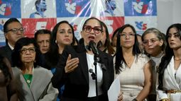 La excandidata presidencial de Ecuador, Luisa González, habla durante una conferencia de prensa en Quito el 28 de enero de 2026.