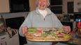 Anne McKinley lucha contra distintas condiciones médicas y hace cuatro años perdió a su marido. Estuvieron casados 59 años. Aun así, se mantiene positiva, activa con familiares y amigos. Adora hornear galletas y comerlas con sus nietos.&nbsp;