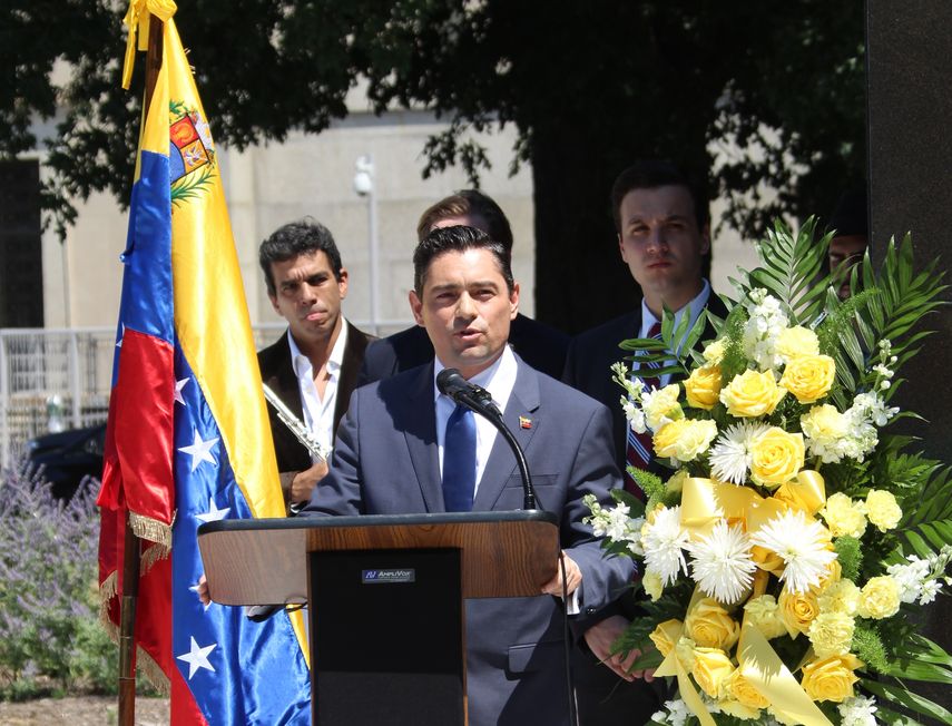 Carlos Vecchio, embajador de Venezuela en EEUU, se dirige a representantes de más de 30 países del Cuerpo Diplomático acreditado en Washington durante las celebraciones por el 208 aniversario de la independencia de su país.