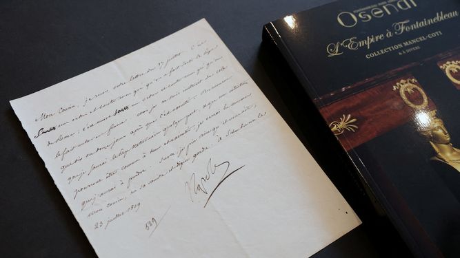 Esta fotografía, tomada el 23 de abril de 2025, muestra una carta fechada el 23 de julio de 1809, relativa al arresto del papa Pío VII, escrita por Napoleón I y firmada como «Napole», expuesta en las oficinas de la casa de subastas Osenat en París. Una carta de Napoleón, en la que fingía desaprobar el arresto del papa Pío VII, a pesar de haberlo ordenado él mismo, se vendió por 26.360 euros en una subasta en Fontainebleau el 27 de abril de 2025, anunció la casa de subastas Osenat, organizadora de la subasta. 