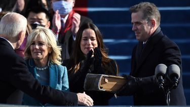 En esta foto de archivo tomada el 20 de enero de 2021, el hijo de Joe Biend, Hunter Biden (derecha), entrega la Biblia a la entrante Primera Dama de los Estados Unidos, Jill Biden (C), mientras Joe Biden toma juramento como el 46 presidente de los Estados Unidos en el Capitolio de los Estados Unidos en Washington, DC.