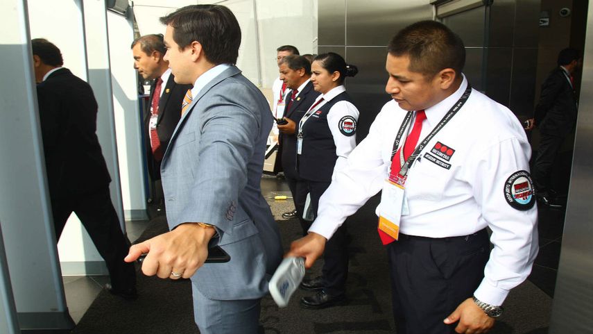 Miembros de seguridad cuidan el ingreso a un hotel en Lima, durante la inauguración de la Tercera&nbsp;Cumbre&nbsp;Empresarial de las&nbsp;Américas.&nbsp;