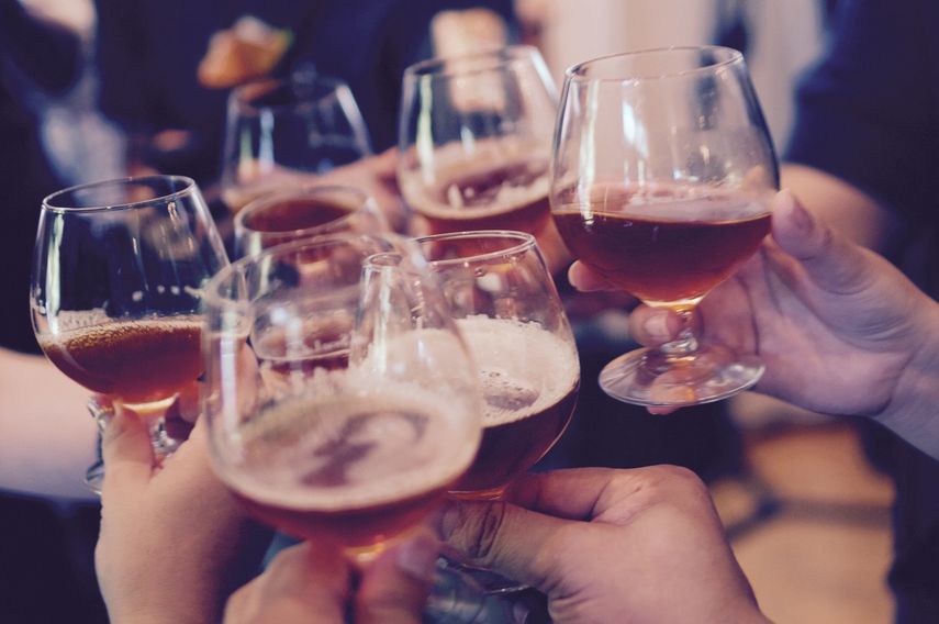 Colombia prohíbe la venta de alcohol en las regiones con mayor ocupación en UCI