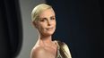 La actriz sudafricana Charlize Theron posa en la pasada edici&oacute;n de la fiesta anual que ofrece la revista Vanity Fair&nbsp;con motivo de los premios Oscar.&nbsp;
