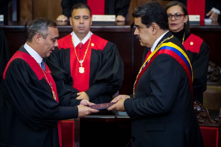 Maikel Moreno toma juramento a Nicolás Maduro