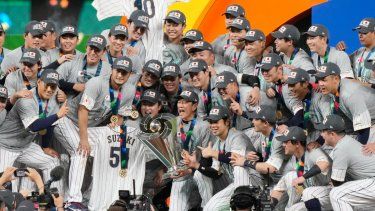 Los jugadores de Japón celebran tras coronarse campeones del Clásico Mundial de béisbol, el martes 21 de marzo de 2023, en Miami. Japón derrotó 3-2 a Estados Unidos en la final.&nbsp;