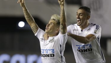 El venezolano Yeferson Soteldo celebra tras anotar el 2-0 en el encuentro de semifinal de Copa Libertadores en el que Santos triunfo 3-0 ante Boca Juniors.