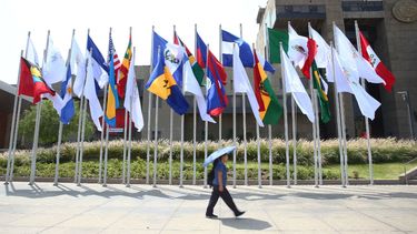Paseo de las banderas frente al ministerio de Cultura de Perú, una de las sedes de la VIII Cumbre de las Américas