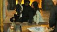 Kim Kardashian junto a su esposo Kanye West y su hija North en la iglesia. (EFE) 
