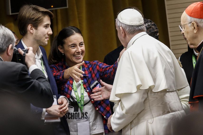 &nbsp;El&nbsp;papa&nbsp;Francisco (2-d) saluda varios jóvenes durante un encuentro pre-sinodal en el Pontificio Colegio Internacional Maria Mater Ecclesiae en Roma (Italia), hoy 19 de marzo de 2018.&nbsp;