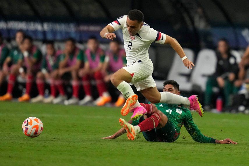 Sergiño Dest, de Estados Unidos, recibe una falta de Edson Álvarez, de México, en la semifinal de la Liga de Naciones de la CONCACAF, el jueves 15 de junio de 2023 en Las Vegas. El jugador estadounidense regresa al FC Barcelona del préstamo al AC Milán&nbsp;&nbsp;