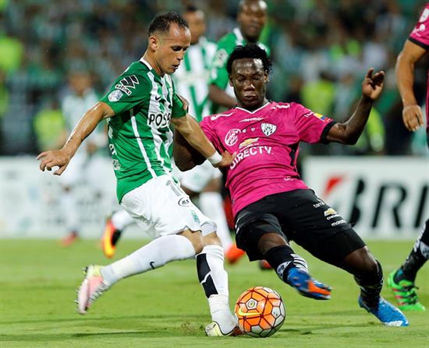 Alejandro Guerra (izquierda) se convirtió en el primer venezolano que conquista la Copa Libertadores. (EFE)