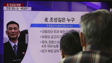 Varias personas&nbsp;miran un televisor con la imagen de Jo Song Gil, exembajador norcoreano en Italia, en la estaci&oacute;n de tren de Se&uacute;l, Corea del Sur, el mi&eacute;rcoles 7 de octubre de 2020.&nbsp;
