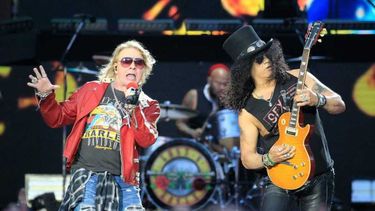 El vocalista, Axl Rose y el guitarrista, Slash, de la banda de rock estadounidense Guns N Roses. 
