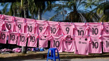 Camisetas de Lionel Messi y Luis Suárez se exhiben a la venta frente al estadio Cuscalán, antes de un partido amistoso entre el Inter Miami y la selección de El Salvador, el viernes 19 de enero de 2024&nbsp;