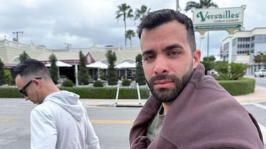 Roberto Azcorra Consuegra (derecha), durante una entrevista en el barrio de la Pequeña Habana en Miami, Florida.&nbsp;