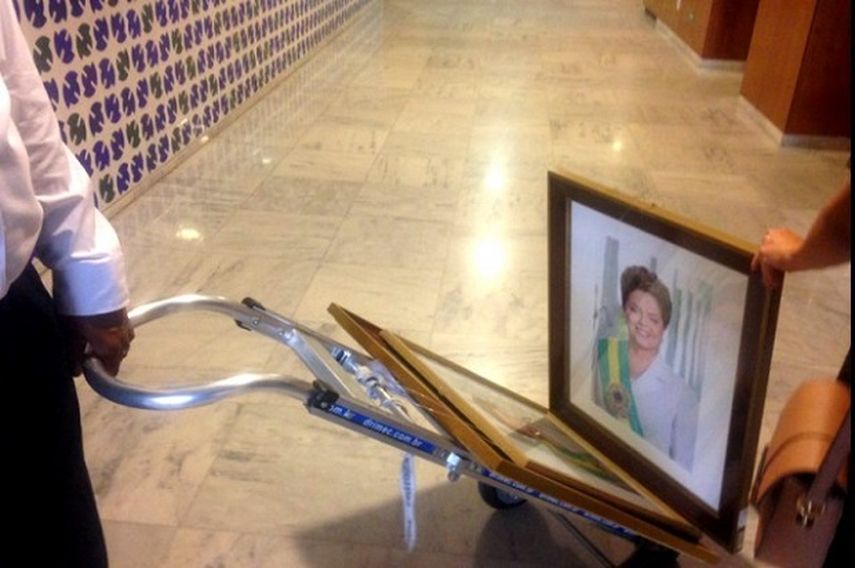 Así fueron retirados los cuadros con la imagen de la suspendida presidenta de Brasil, Dilma Rousseff. (CORTESÍA/biendateao.com)