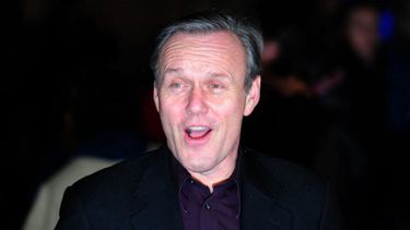 El actor británico Anthony Head posa en la alfombra azul a su llegada al estreno europeo de la película La Dama de Hierro en el BFI Southbank de Londres, el 4 de enero de 2012.