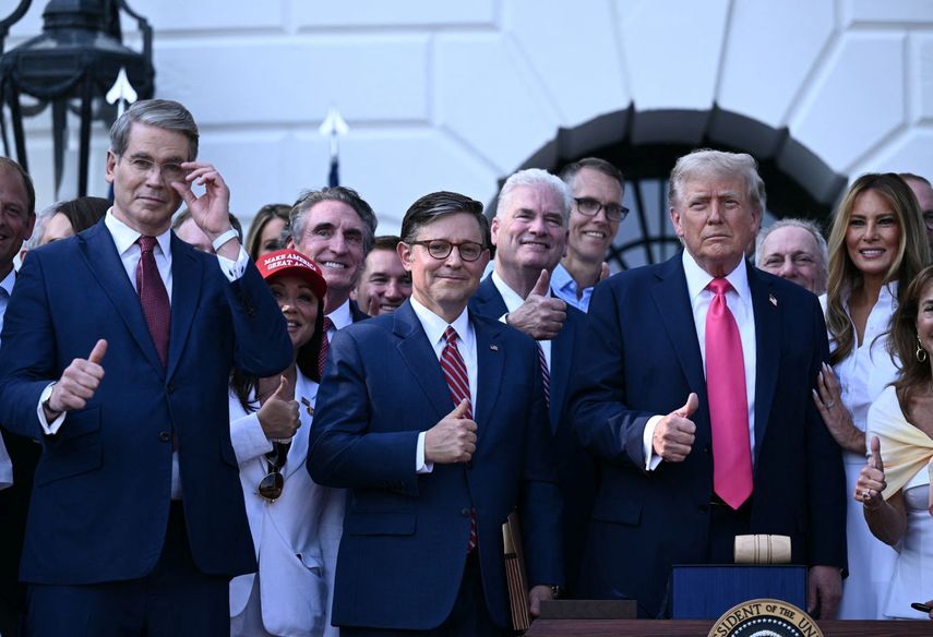 El presidente Donald J. Trump junto a su esposa Melania, el presidente de la Cámara de Representantes, Mike Johnson; el secretario del Tesoro Scott Bessent y congresistas republicanos, tras la firma de la Ley One Big Beautiful Bill Act