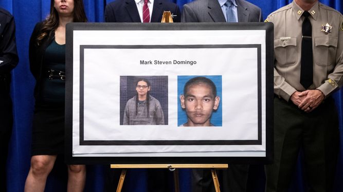 Vista de dos fotografías de&nbsp;Mark&nbsp;Steven&nbsp;Domingo durante una rueda de prensa este lunes donde se revelaron detalles sobre su arresto por cargos de preparación de ataques terroristas, en la Oficina del Fiscal Federal en el Edificio Federal de Los Ángeles, California.