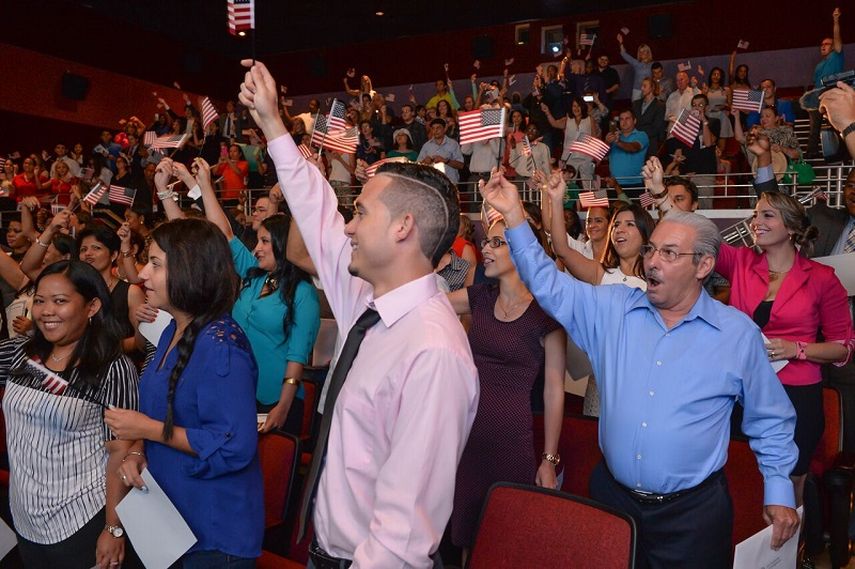 Ceremonia de naturalización celebrada en el Tower Theater del Miami Dade College, el jueves 2 de julio de 2015. (ALVARO MATA)