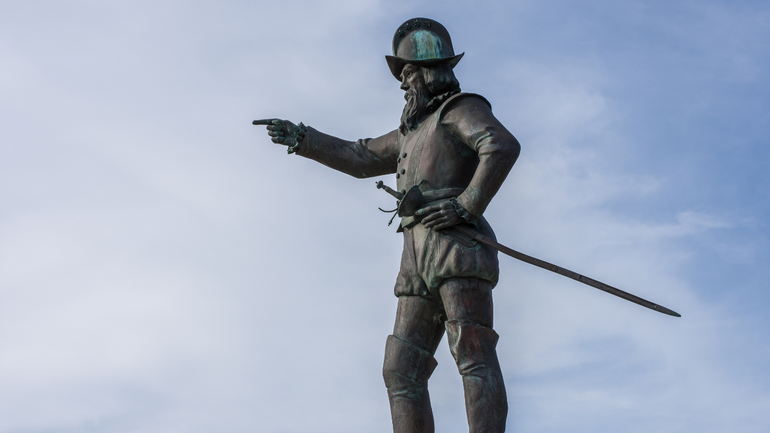 Ponce de León llegó en 1513 a lo que bautizó Florida, 107 años antes de la llegada de los peregrinos ingleses, en el barco Mayflower, a tierras de Norteamérica.