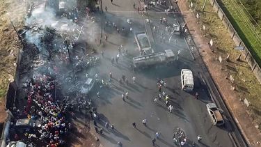 decenas de personas en el sitio donde estalló un camión cisterna en el suburbio de Wellington de la capital del país, Freetown.&nbsp;