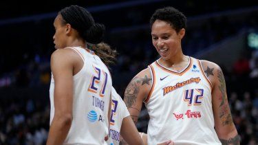 La jugadora del Mercury de Phoenix Brittney Griner (42) celebra una falta con una compañera durante la primera mitad del juego de la WNBA que enfrentó a su equipo con los Sparks de Los Ángeles, en Los Ángeles, el 19 de mayo de 2023.&nbsp;