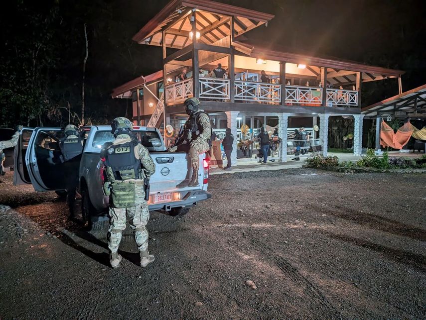 Esta fotografía, difundida por la Policía Judicial de Costa Rica, muestra a agentes del Organismo de Investigación Judicial (OIJ) realizando un allanamiento a una vivienda en Pérez Zeledón, provincia de San José, Costa Rica, el 29 de julio de 2025. La policía costarricense arrestó el martes a seis personas, entre ellas un agente de tránsito y un funcionario judicial, por presunto tráfico internacional de drogas y lavado de activos, según las autoridades del país centroamericano.