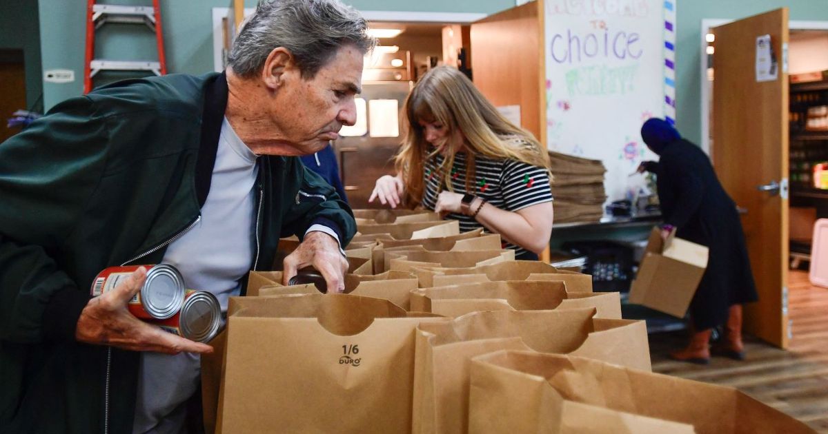 Demócratas privan a millones de estadounidenses de ayuda alimentaria y otros servicios