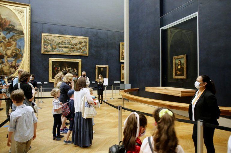 El Museo del Louvre en París alberga el retrato más famoso del mundo: La Mona Lisa. 